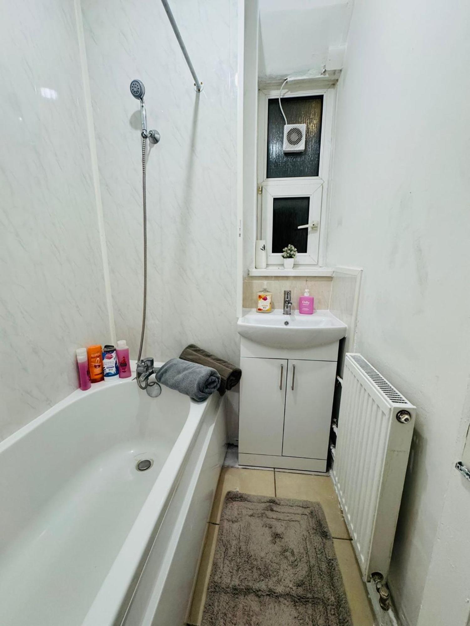 1 Bedroom Flat In Whitechapel, Londra Exterior foto